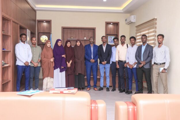 Raktarka Jaamacadda Ummadda Soomaaliyeed oo Warbixin ka dhagaystay Naadiga Ardayda Jaamacadda.